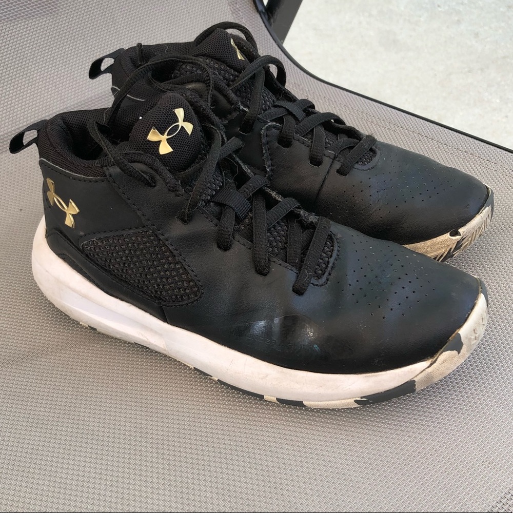 Boys Underarmor shoes